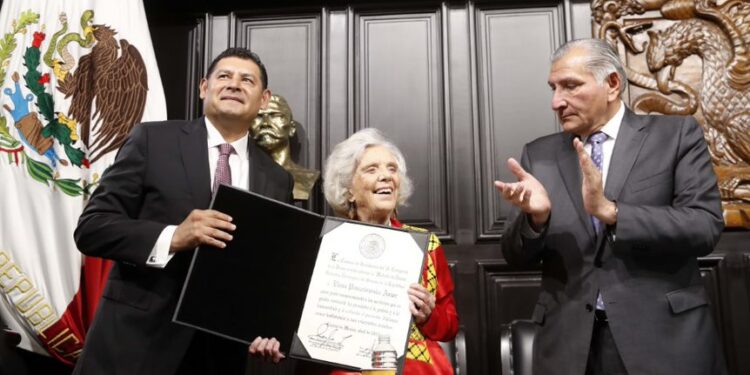 ¡Gracias! expresa Elena Poniatowska al recibir la Medalla Belisario Domínguez en el Senado