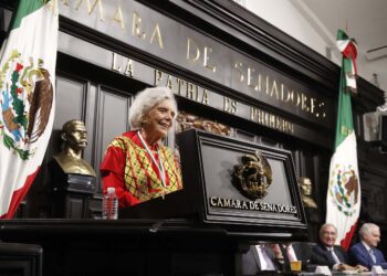 ¡Gracias! expresa Elena Poniatowska al recibir la Medalla Belisario Domínguez en el Senado