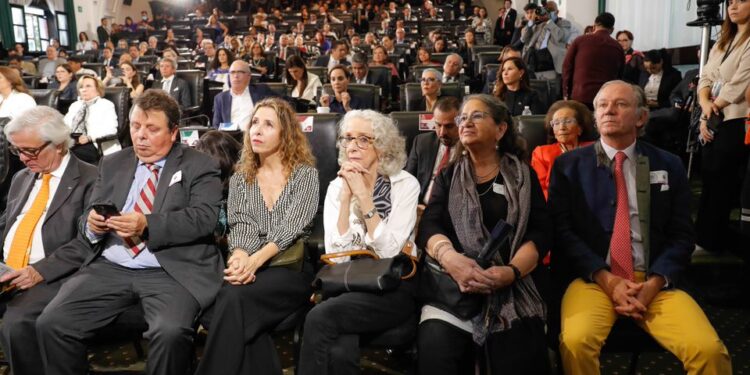 ¡Gracias! expresa Elena Poniatowska al recibir la Medalla Belisario Domínguez en el Senado