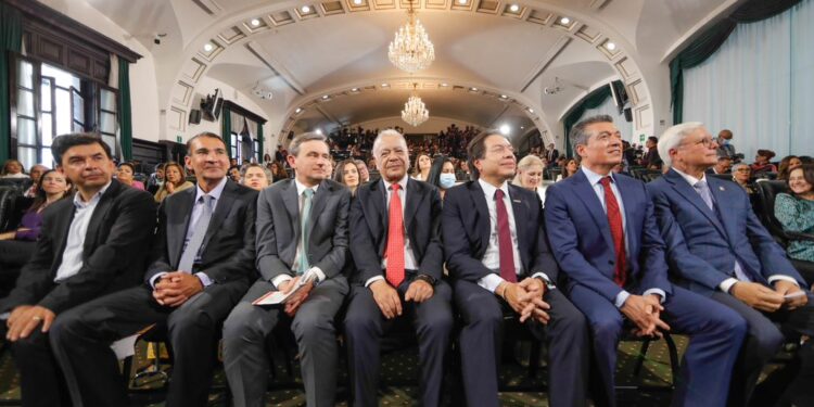 ¡Gracias! expresa Elena Poniatowska al recibir la Medalla Belisario Domínguez en el Senado