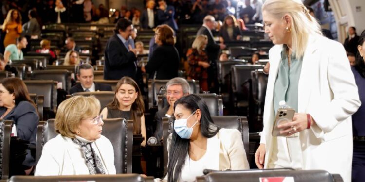 ¡Gracias! expresa Elena Poniatowska al recibir la Medalla Belisario Domínguez en el Senado