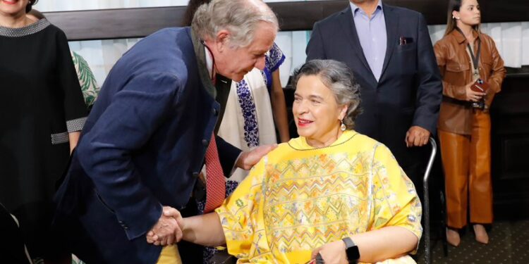 ¡Gracias! expresa Elena Poniatowska al recibir la Medalla Belisario Domínguez en el Senado