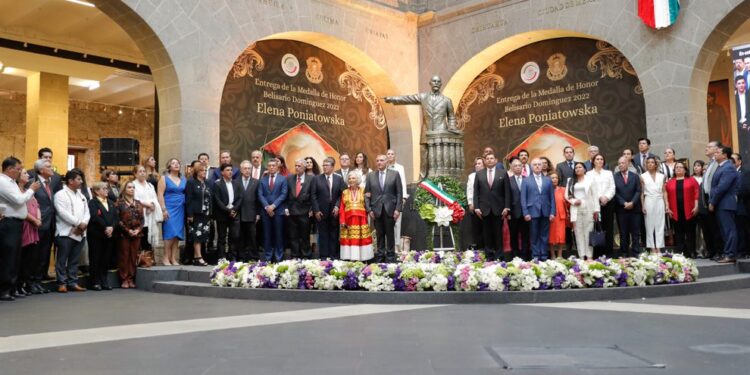 ¡Gracias! expresa Elena Poniatowska al recibir la Medalla Belisario Domínguez en el Senado