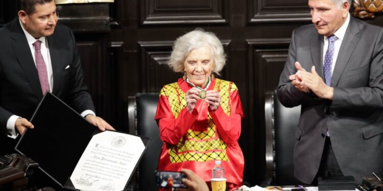 ¡Gracias! expresa Elena Poniatowska al recibir la Medalla Belisario Domínguez en el Senado