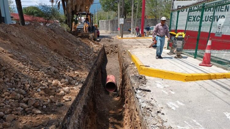 Rehabilita y repone red sanitaria de drenaje en calles de Victoria, el Gobierno del Estado