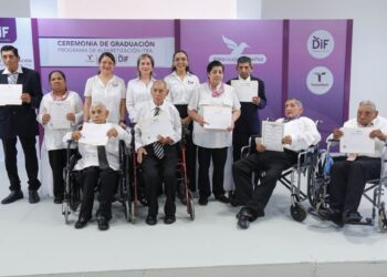 Se gradúan en educación básica residentes de Casa Hogar del Adulto Mayor