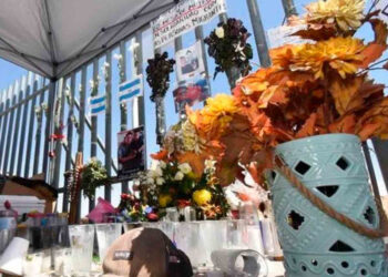 Migrantes esperan entrega de cuerpos de sus familiares fallecidos en incendio