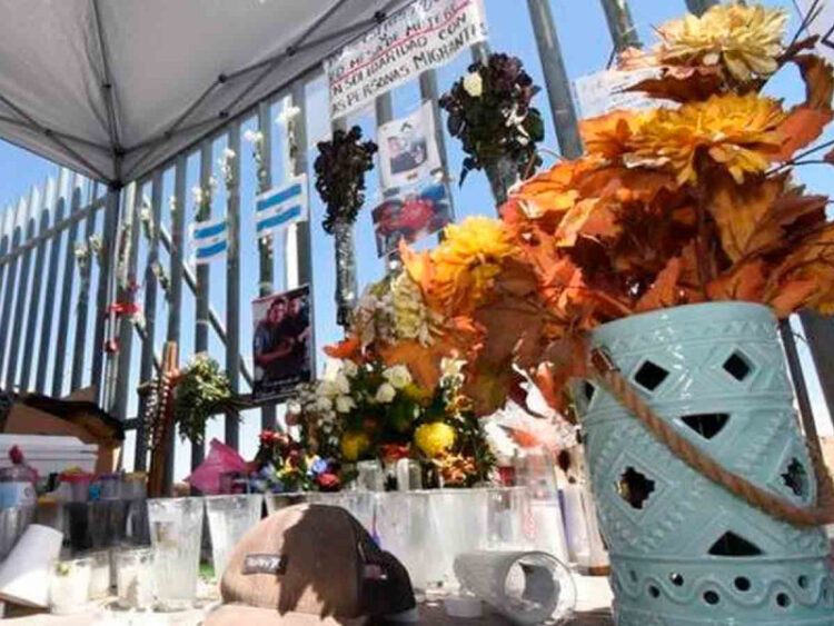 Migrantes esperan entrega de cuerpos de sus familiares fallecidos en incendio