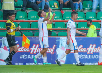 Cruz Azul vence 2-0 a Pachuca y se acerca a los primeros 4 puestos