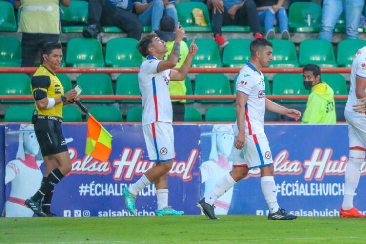 Cruz Azul vence 2-0 a Pachuca y se acerca a los primeros 4 puestos