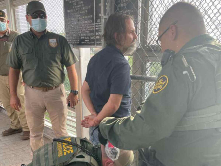 Von Roehrich fue detenido cuando intentaba ingresar a McAllen, Texas.