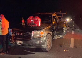 Tras descompostura de camioneta, es embestido por auto en carretera