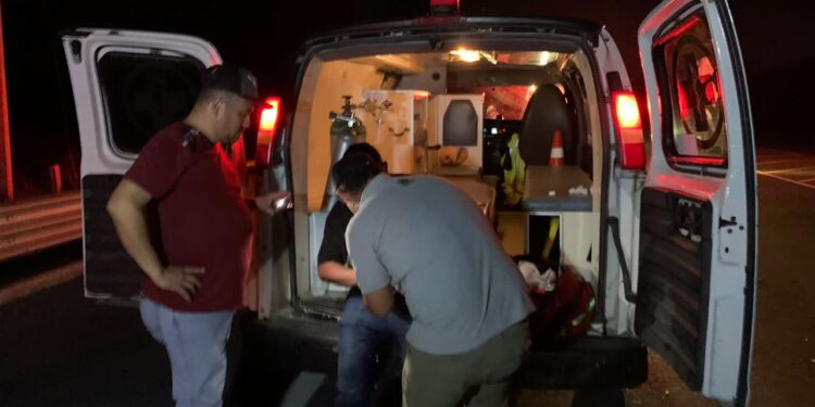 Tras descompostura de camioneta, es embestido por auto en carretera