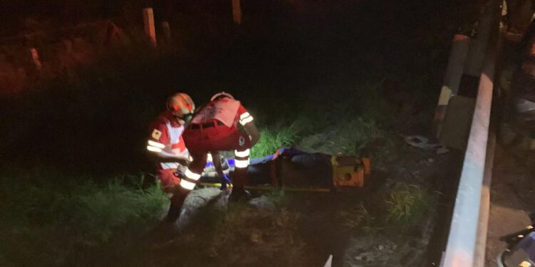 Tras descompostura de camioneta, es embestido por auto en carretera