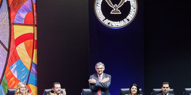 Da Américo Villarreal respaldo a la UAT en primer informe de Rector Mendoza