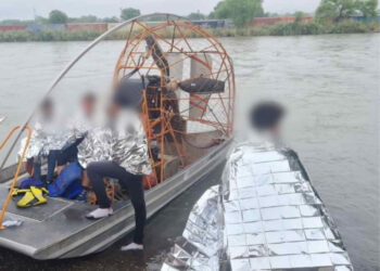 Rescatan  del río Bravo a mujer migrante embarazoada y tres menores 