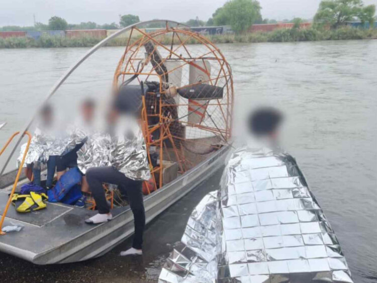 Rescatan  del río Bravo a mujer migrante embarazoada y tres menores 