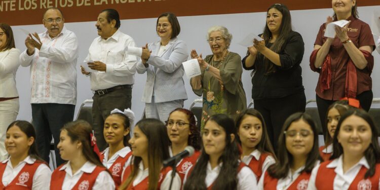 Reconocen a 34 educadoras con más de 45 años de servicio en Tamaulipas