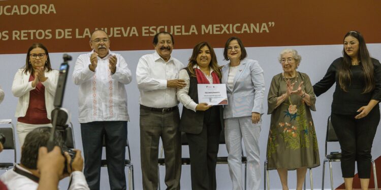 Reconocen a 34 educadoras con más de 45 años de servicio en Tamaulipas