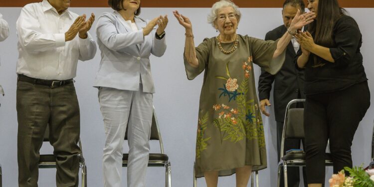 Reconocen a 34 educadoras con más de 45 años de servicio en Tamaulipas