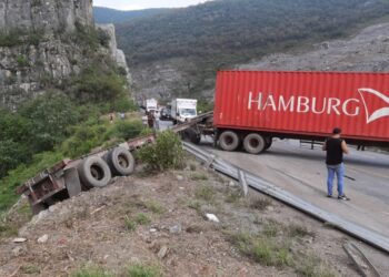 Trailero a punto de caer a barranco en carretera Victoria-SLP