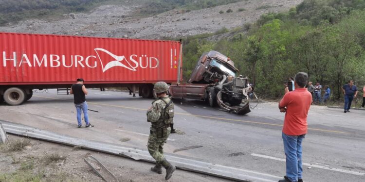 Trailero a punto de caer a barranco en carretera Victoria-SLP