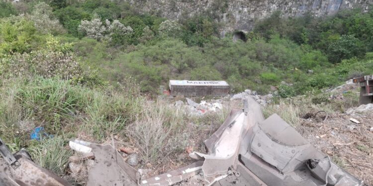 Trailero a punto de caer a barranco en carretera Victoria-SLP