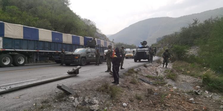 Trailero a punto de caer a barranco en carretera Victoria-SLP