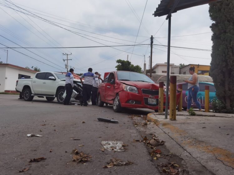 Joven provoca choque vehicular en Col. López Mateos