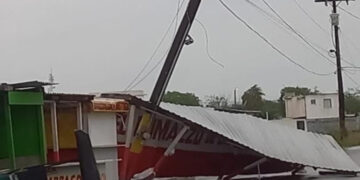 Vientos y lluvia causan destrozos en Nuevo Laredo, Matamoros y San Fernando
