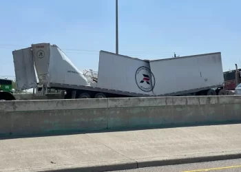 Choca tráiler en San Benito