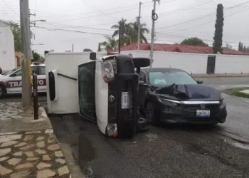 Tres lesionados en choque y volcadura en calles 13 y Chihuahua