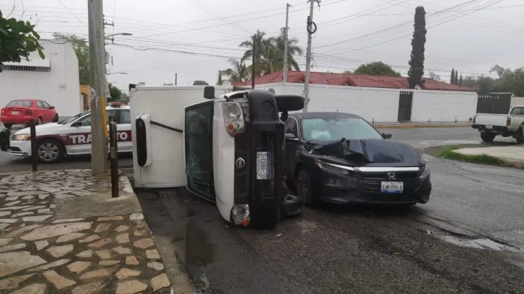 Tres lesionados en choque y volcadura en calles 13 y Chihuahua