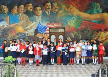 “Presidente por un día” hace realidad sueño de niños con alto promedio académico.