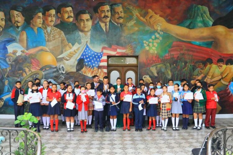 “Presidente por un día” hace realidad sueño de niños con alto promedio académico.