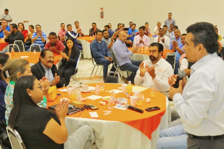 Ofrece alcalde de Victoria apoyo al SNTE para mejoras a escuelas