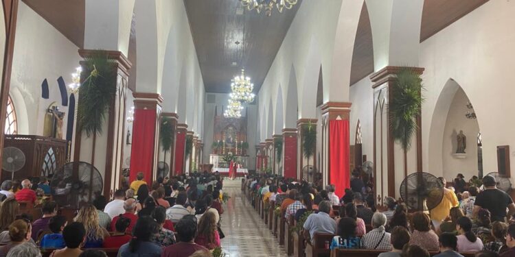 Oficia Monseñor Antonio González misa de domingo de ramos en Basílica de Cd. Victoria