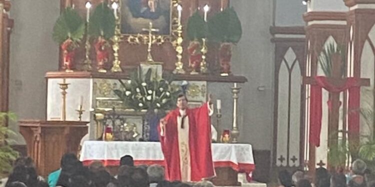 Oficia Monseñor Antonio González misa de domingo de ramos en Basílica de Cd. Victoria
