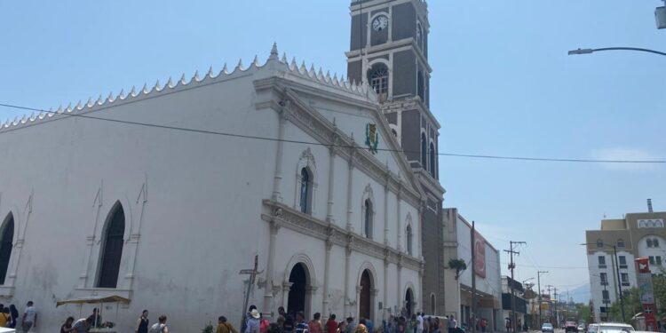 Oficia Monseñor Antonio González misa de domingo de ramos en Basílica de Cd. Victoria