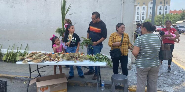 Oficia Monseñor Antonio González misa de domingo de ramos en Basílica de Cd. Victoria
