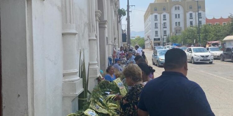 Oficia Monseñor Antonio González misa de domingo de ramos en Basílica de Cd. Victoria