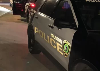 Buscan a mujer que abandonó a menor muerta en Houston
