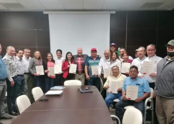 Reconocen a catorce empleados de CEAT con más de 25 años de antigüedad laboral