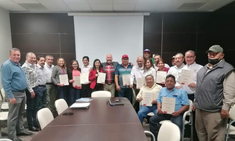 Reconocen a catorce empleados de CEAT con más de 25 años de antigüedad laboral