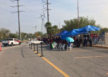 Bloquean accesos de maquiladora Kemet; acude Guardia Estatal