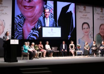 Entrega Américo Villarreal reconocimientos a cuatro mujeres victorenses distinguidas