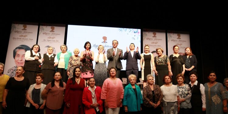 Entrega Américo Villarreal reconocimientos a cuatro mujeres victorenses distinguidas