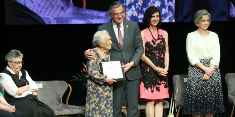 Entrega Américo Villarreal reconocimientos a cuatro mujeres victorenses distinguidas
