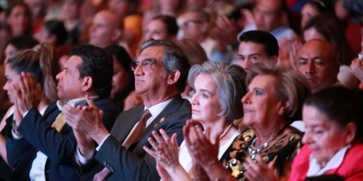 Entrega Américo Villarreal reconocimientos a cuatro mujeres victorenses distinguidas