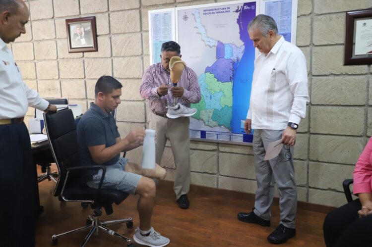 Entregan prótesis a ex policía que perdió parte de una pierna en accidente